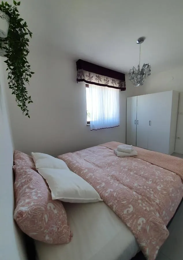 Apartments Borghetto Vinkuran 0*,